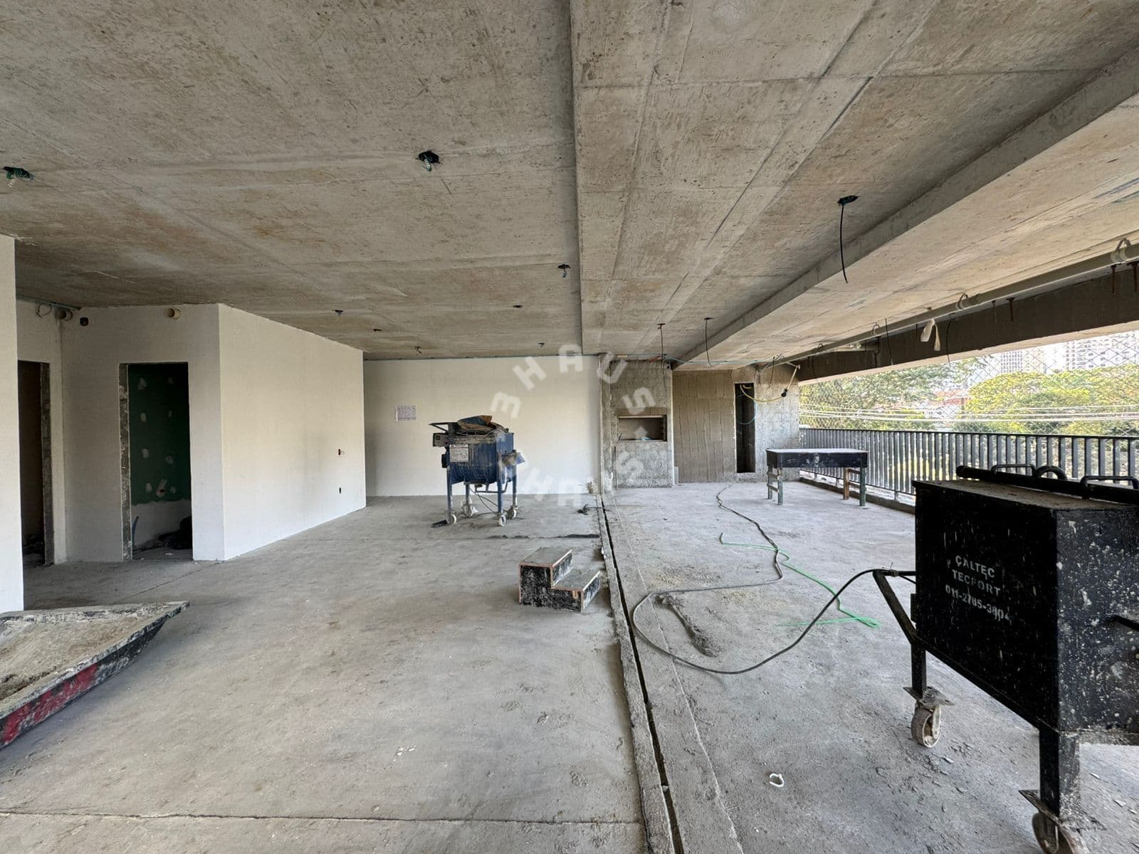 Apartamento de alto padrão no Jardins, com 334m², 4 suítes, ampla varanda gourmet e 4 vagas de garagem.
