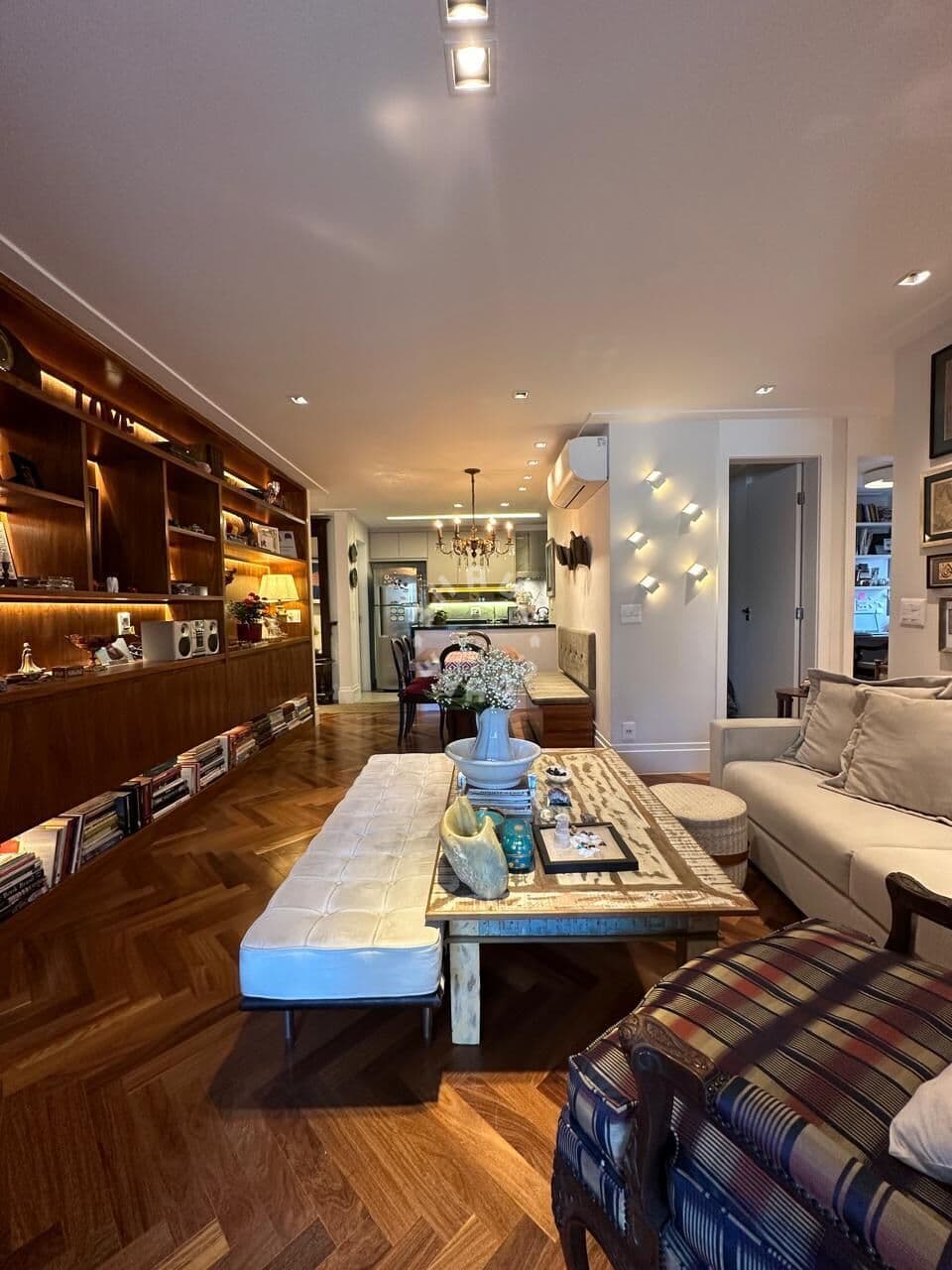 Apartamento no Alto de Pinheiros de 89m², com 2 dormitórios (sendo 1 suíte), varanda envidraçada. 2 vagas + depósito!
