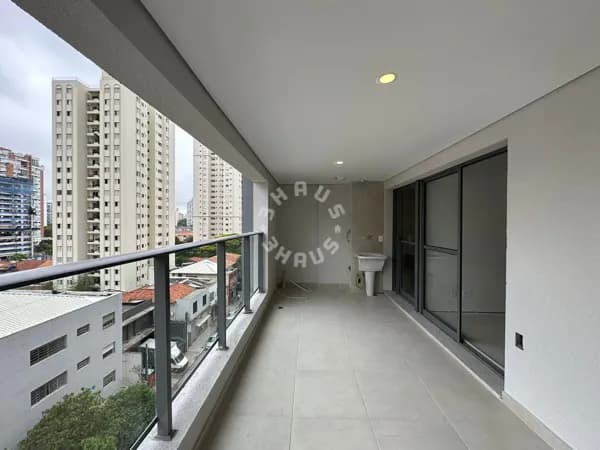 Apartamento no Brooklin de 78m², com 03 dormitórios (sendo 01 suíte), varanda. 02 vagas de garagem!