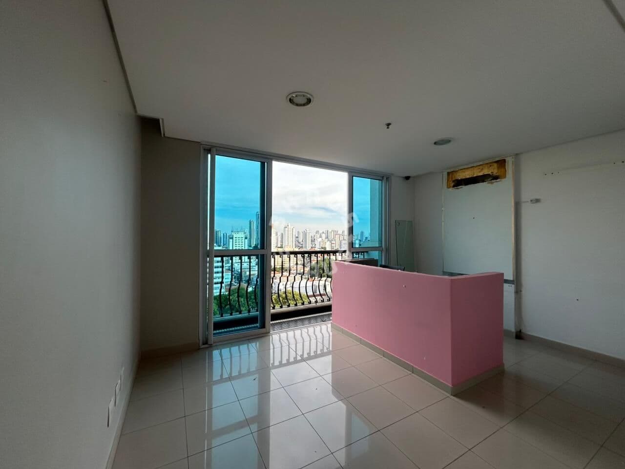 Sala comercial duplex à venda de 80m², com varanda. 2 vagas de garagem!