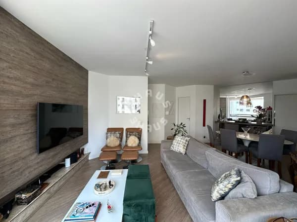 Apartamento de 125m² em Moema, mobiliado, com 3 dormitórios (sendo 1 suíte), varanda. 2 vagas de garagem