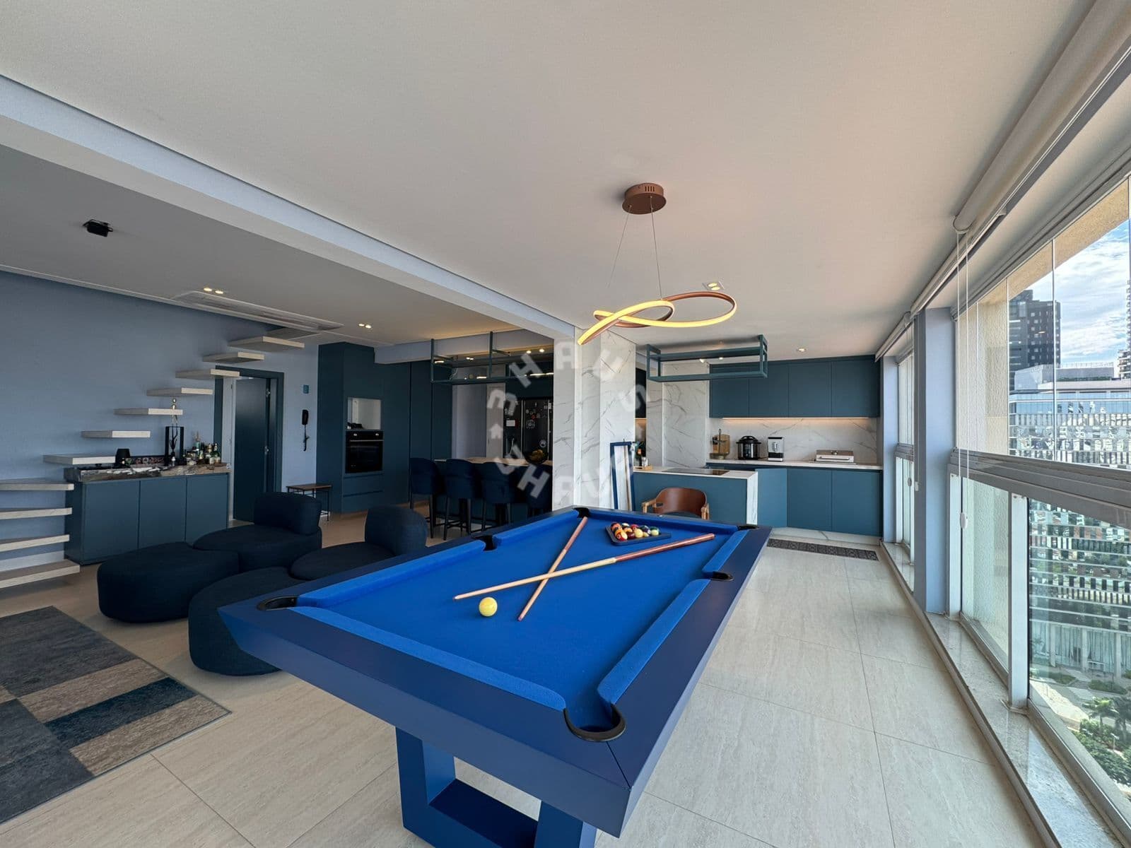 Cobertura mobiliada assobradada no Brooklin, 227m², 3 suítes, varanda , sauna, jacuzzi e 3 vagas.