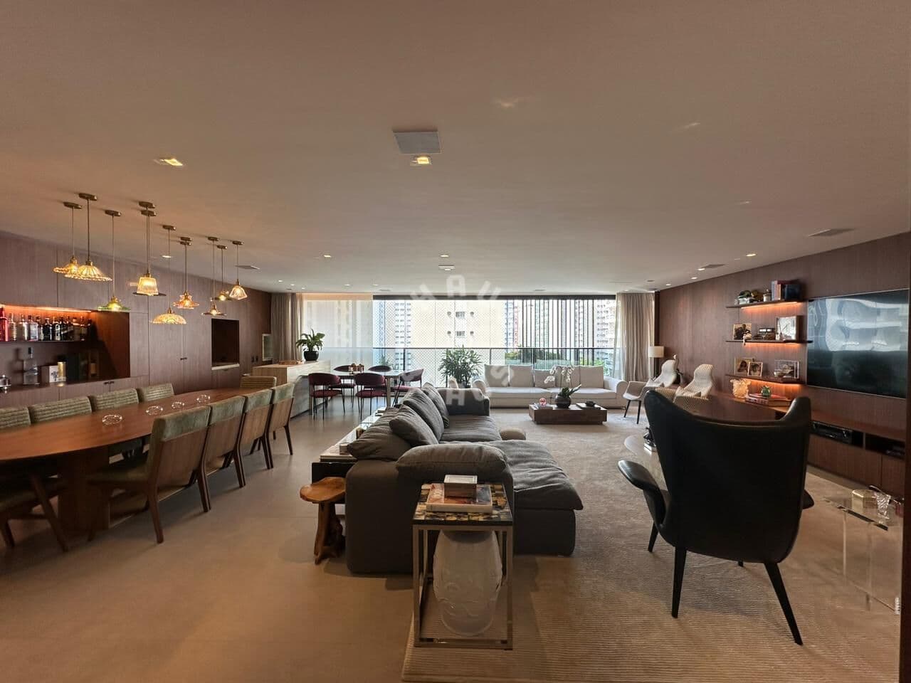 Excelente Apartamento no Brooklin de 250m², mobiliado, com 03 suítes, varanda gourmet, living amplo . 04 vagas de garagem + depósito.