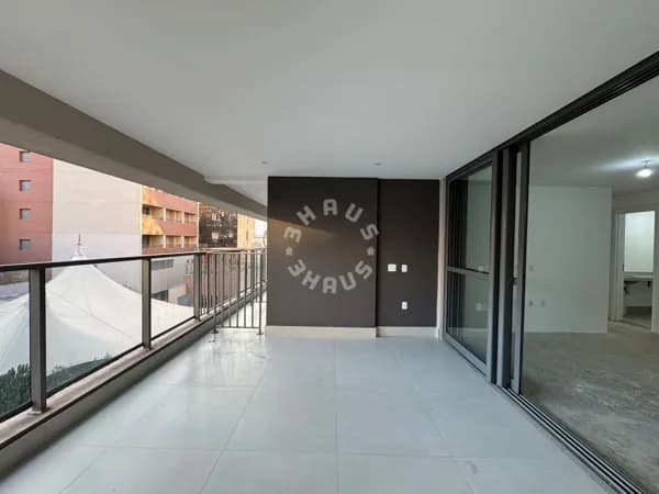 Apartamento de 141m² na Vila Mariana, com 3 suítes, varanda gourmet. 2 vagas de garagem!