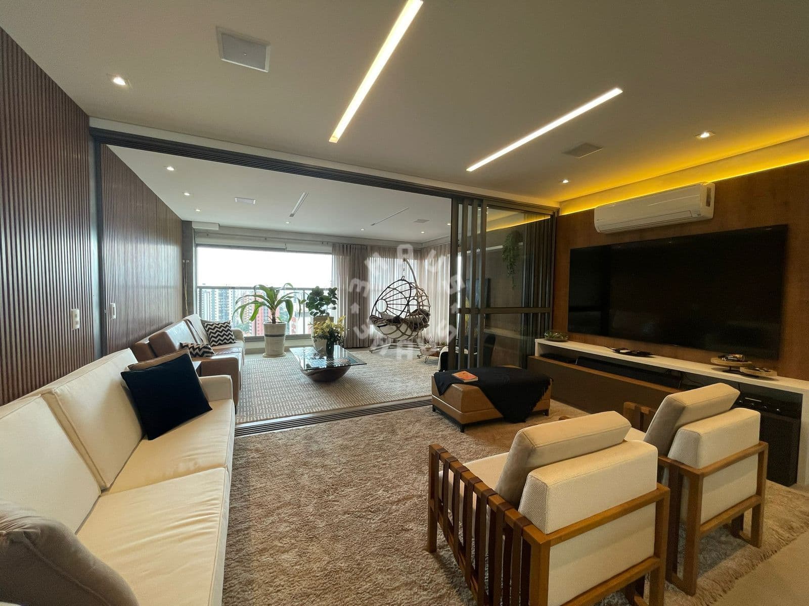 Apartamento na Vila Mariana com 165m², 3 dormitórios (sendo 1 suíte), varanda. 2 vagas + depósito!