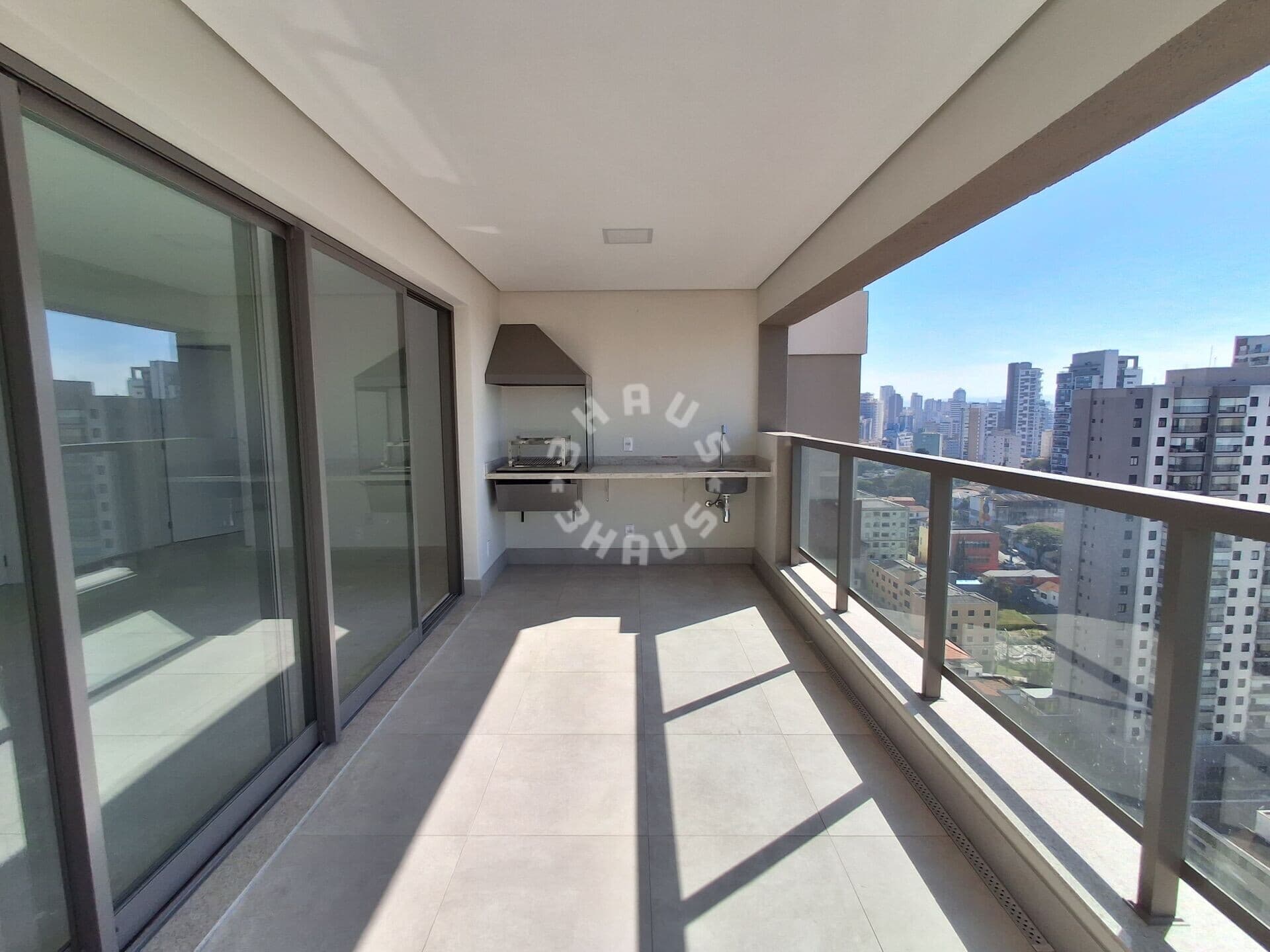 Apartamento de 104m², 03 dormitórios (sendo 02 suítes), varanda gourmet. 02 vagas de garagem