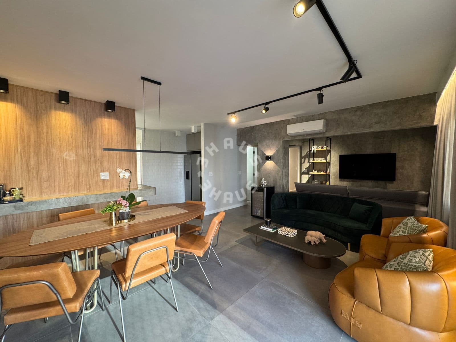 Apartamento na Vila Olímpia de 131m², com 3 dormitórios (sendo 2 suítes), varanda. 3 vagas de garagem + depósito.