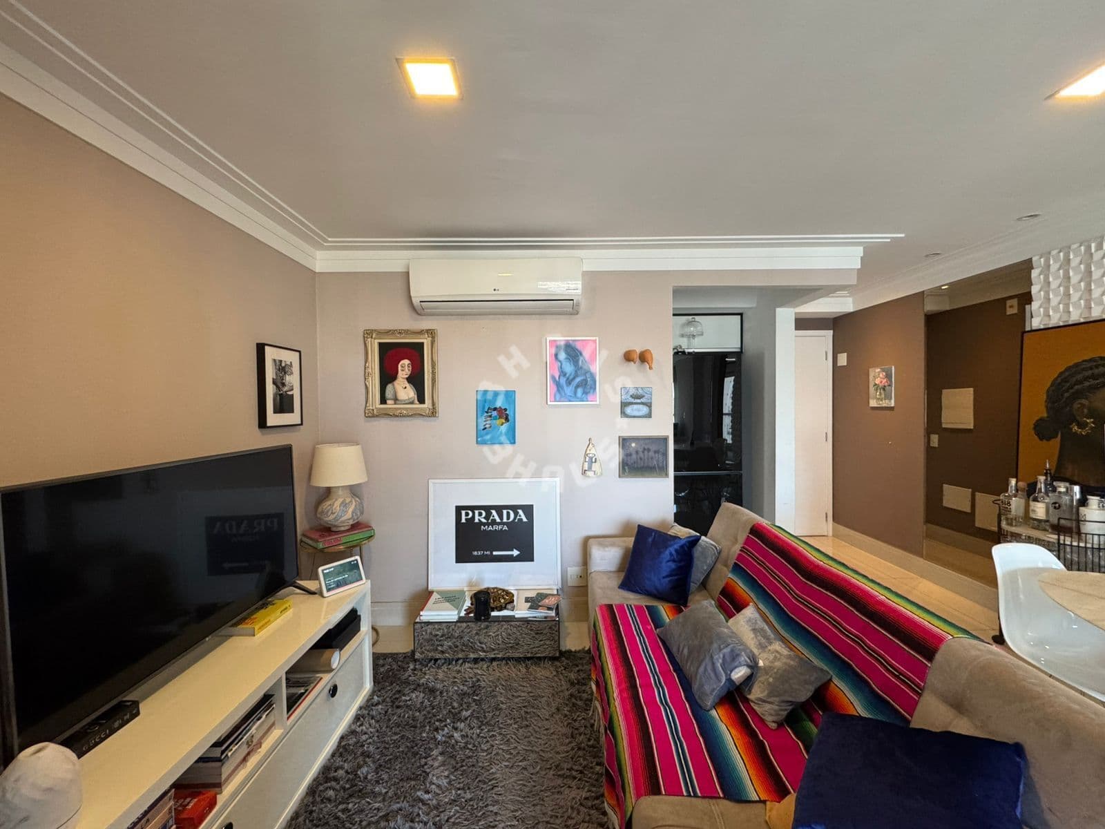 Apartamento mobiliado no Campo Belo com 72m², 2 dormitórios (sendo 1 suíte), varanda. 2 vagas de garagem!