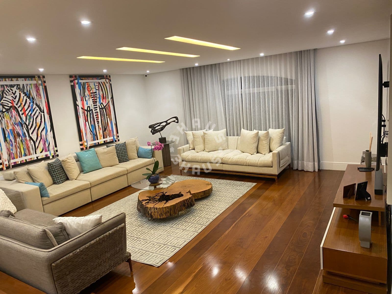 Apartamento no Morumbi com 212m², 3 suítes, amplo living. 4 vagas de garagem.