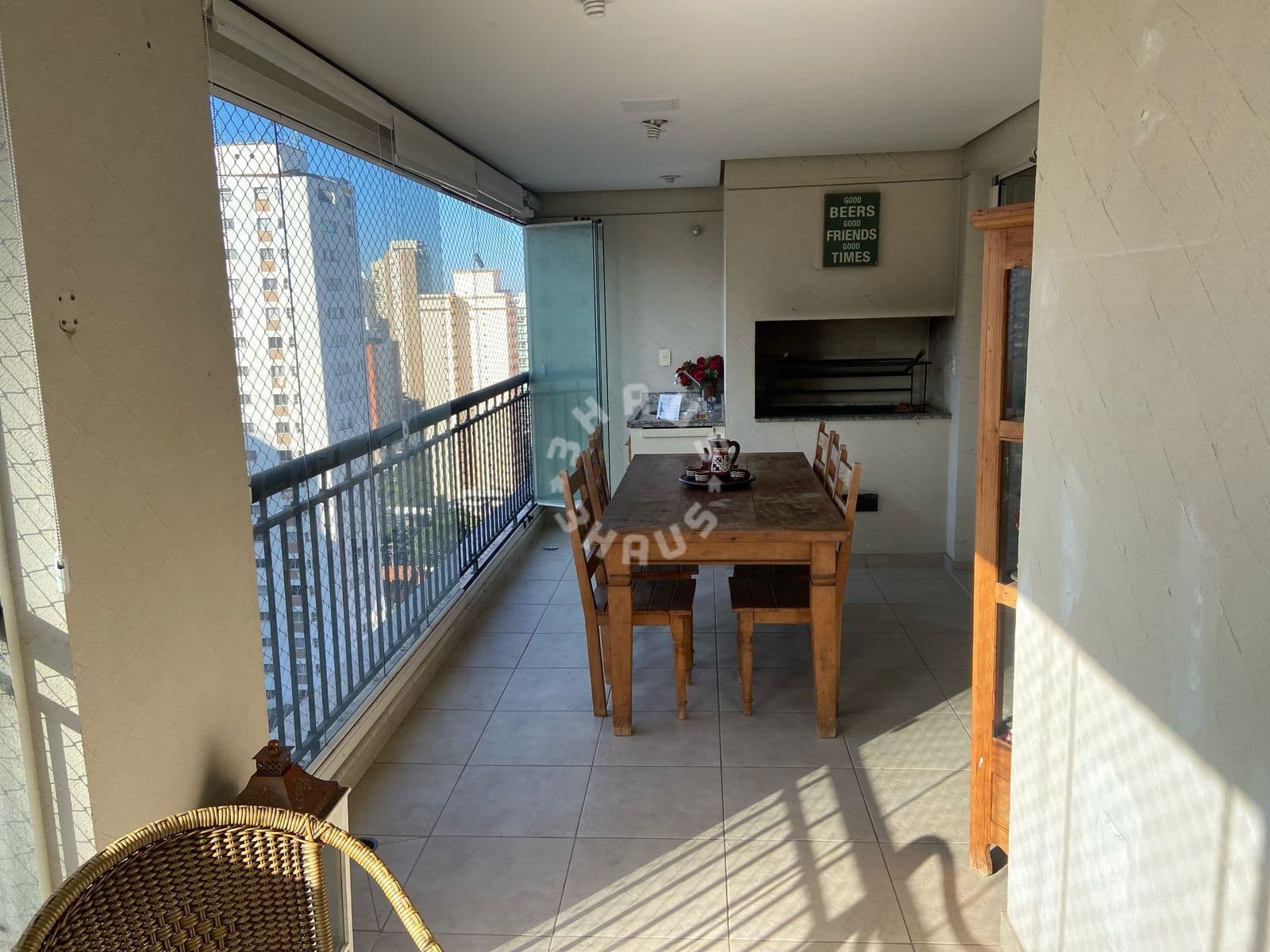 Apartamento de 130m² na Vila Clementino, com 3 dormitórios (sendo 2 suítes), varanda gourmet. 2 vagas de garagem!