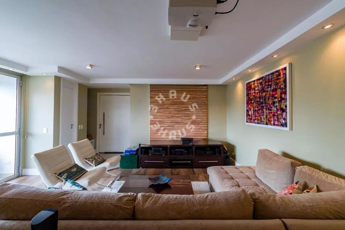 Apartamento mobiliado de 160m² no Morumbi, com 3 dormitórios, varanda envidraçada, lareira. 2 vagas!