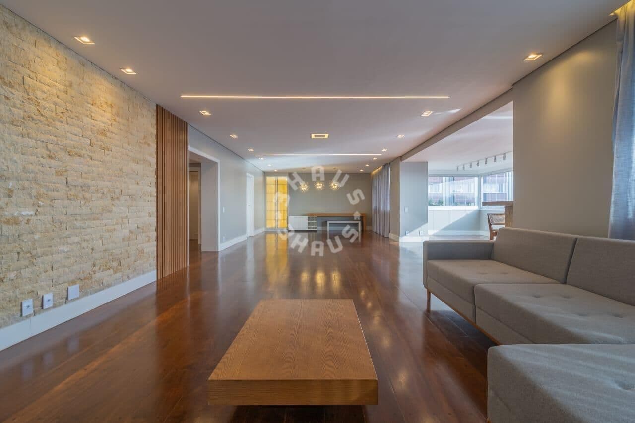 Apartamento de 420m² no Jardim Marajoara, com 4 suítes, área gourmet, varanda. 3 vagas de garagem.