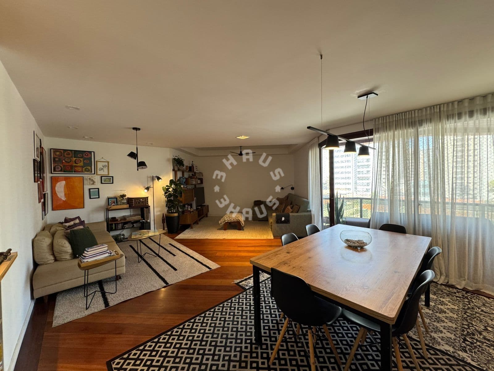 Apartamento na Vila Olímpia de 164 m², com 4 dormitórios (sendo 2 suítes), varanda. 3 vagas + depósito!