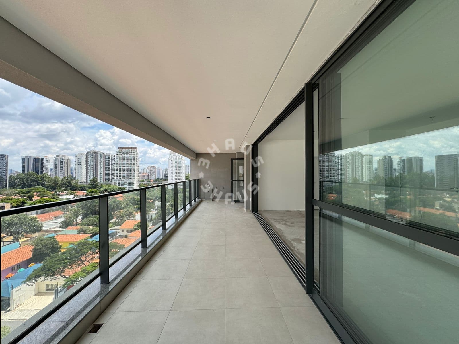 Apartamento no Brooklin de 167m², com 4 dormitórios (sendo 2 suítes), varanda, living 2 ambientes. 2 vagas de garagem!