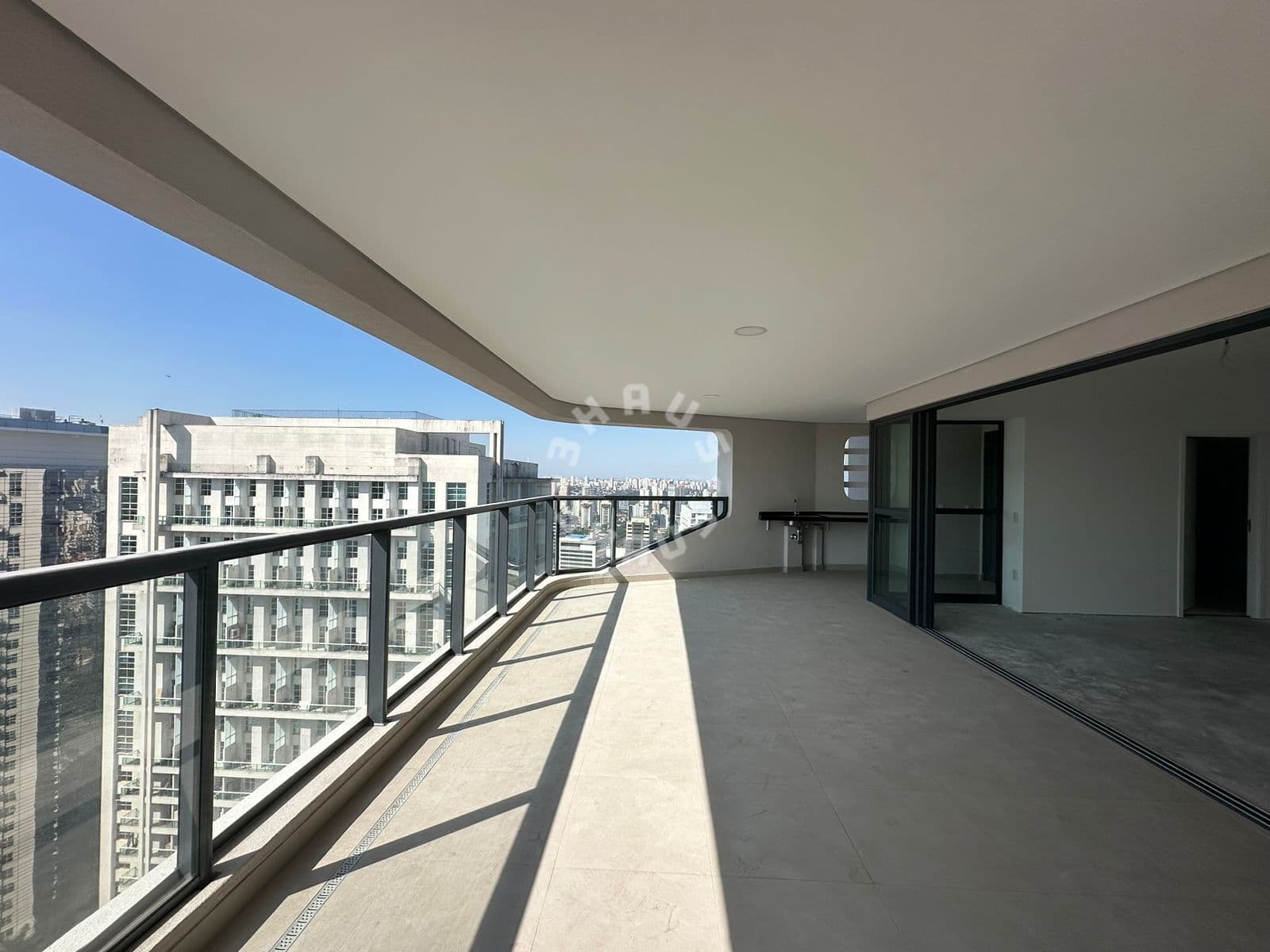 Apartamento para venda em Santo Amaro de 227m², com 4 suítes, cozinha, varanda gourmet e área de serviço. 4 vagas de garagem.