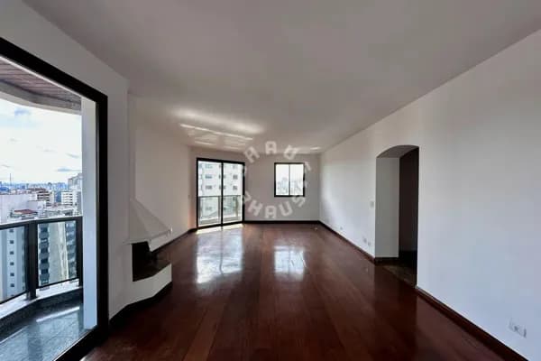 Apartamento no Campo Belo com 161m², 2 suítes, sacada, lareira. 3 vagas de garagem!