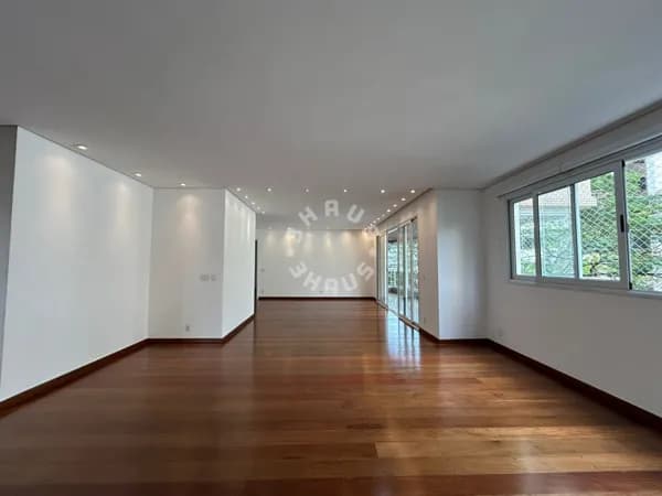 Apartamento para locação no Itaim Bibi, com 300m², 4 suítes, varanda. 2 vagas de garagem.