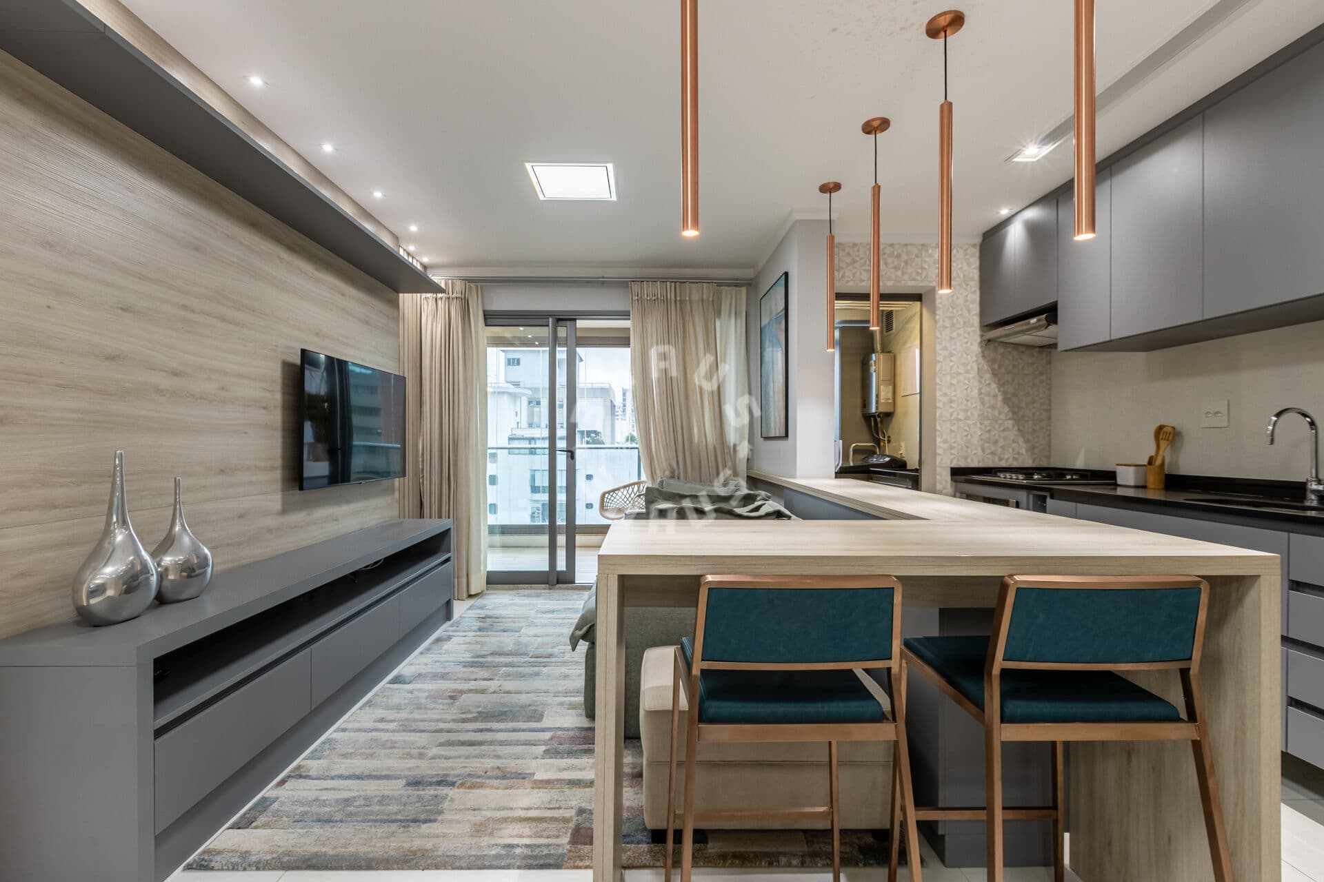 Apartamento mobiliado para locação de 72m² em Moema, com 2 dormitórios (sendo 1 suíte), varanda. 1 vaga!