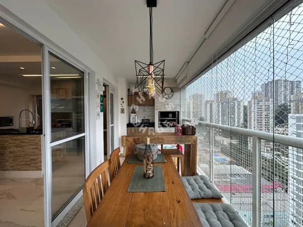 Apartamento no Morumbi de 106m², com 02 suítes, living 02 ambientes, varanda gourmet. 02 vagas de garagem.