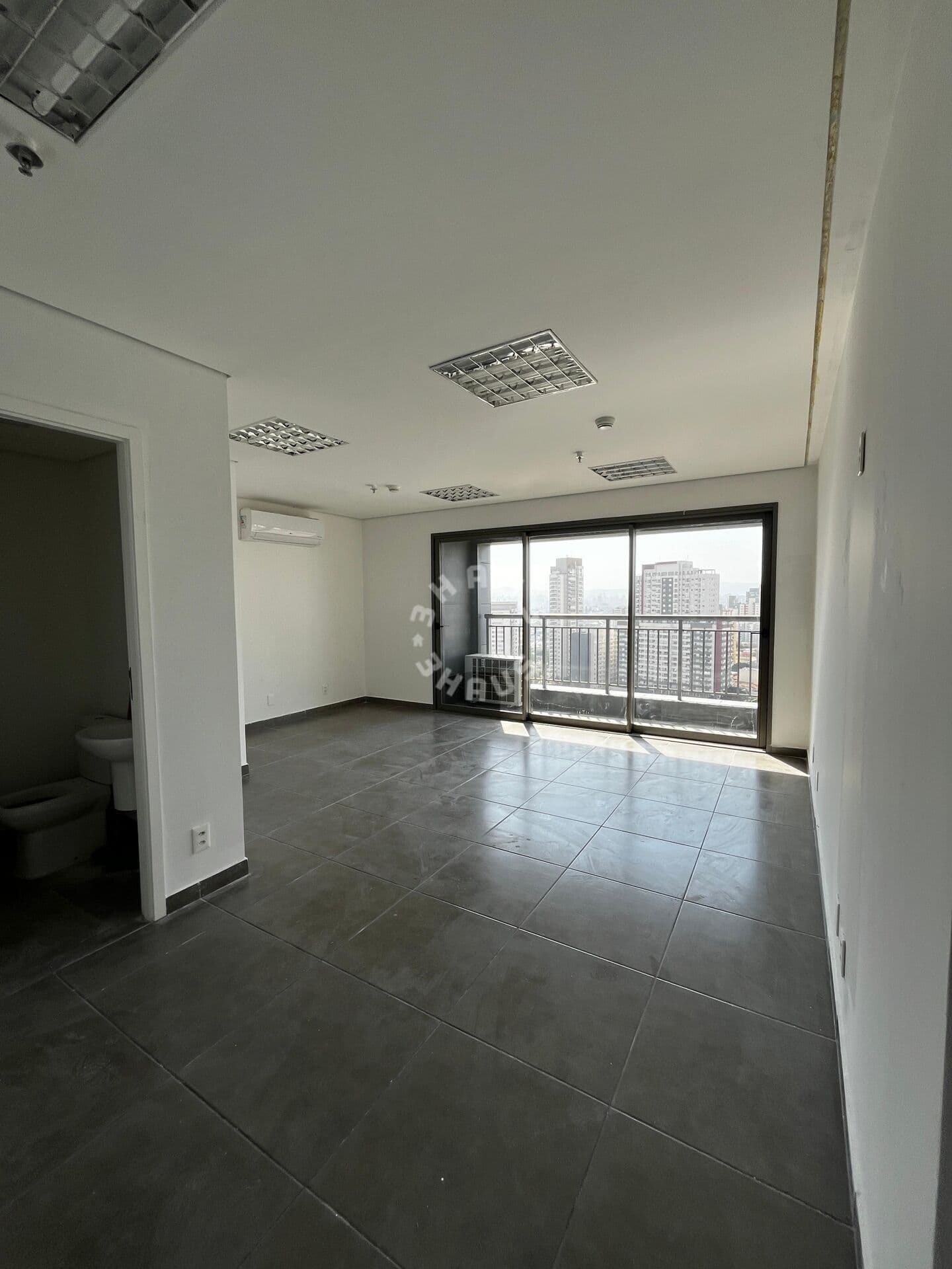 Sala comercial de 40m² no Tatuapé, com varanda e 1 vaga de garagem no prédio mais alto de São Paulo.