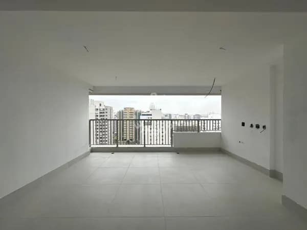 Apartamento de 123m² em Moema, com 3 suítes, varanda. 2 vagas de garagem.