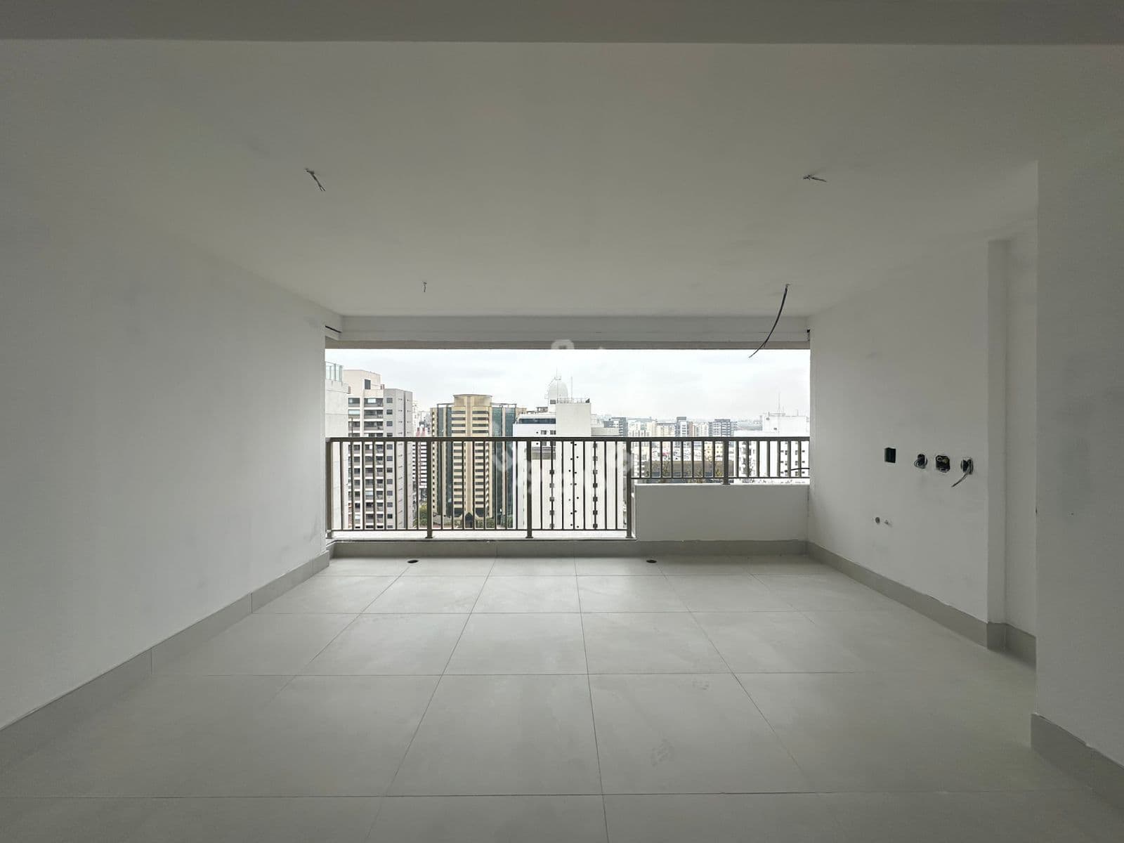 Apartamento de 123m² em Moema, com 3 suítes, varanda. 2 vagas de garagem.