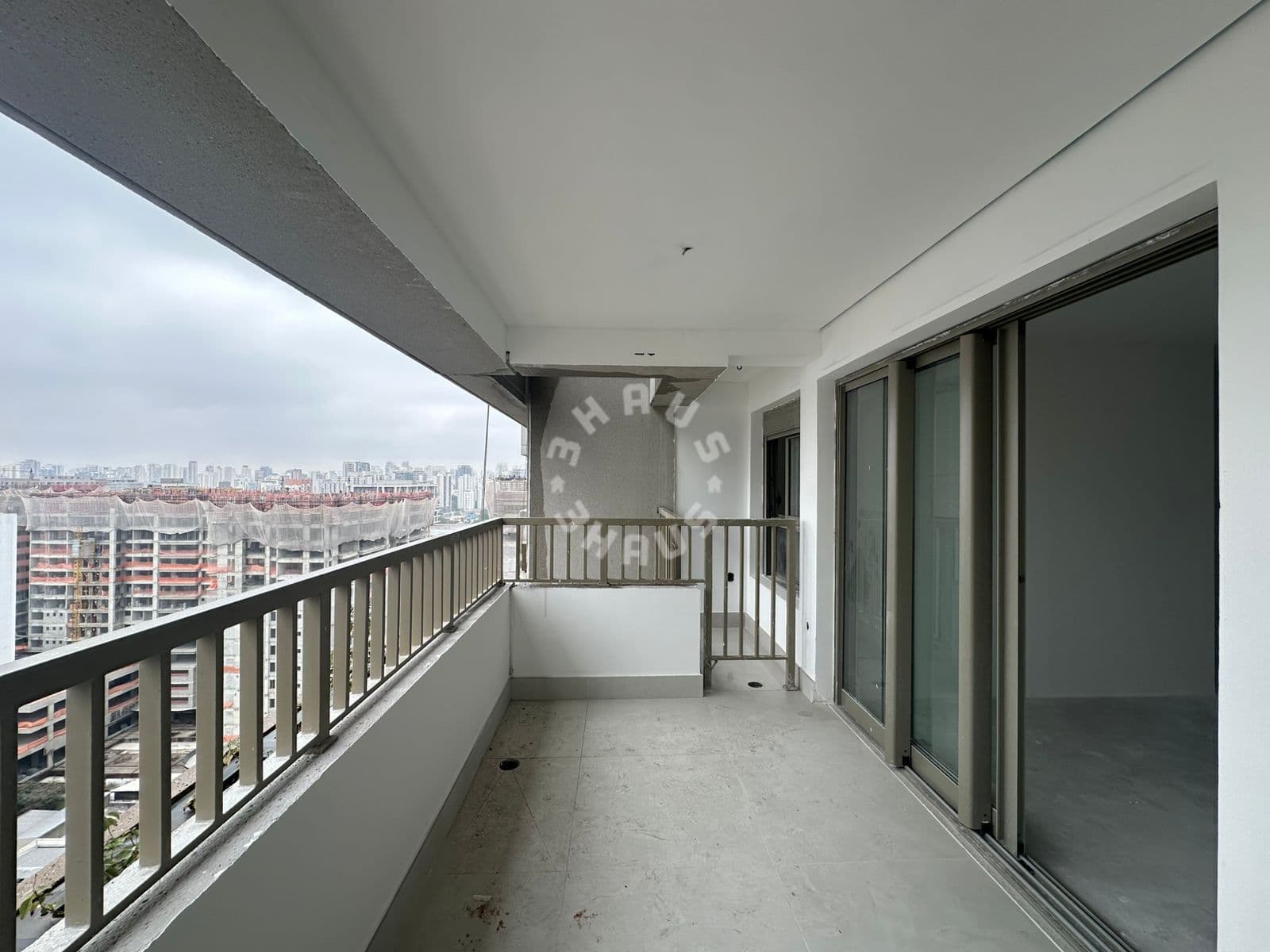 Apartamento de 80m² em Moema, com 2 suítes, varanda. 1 vaga de garagem.