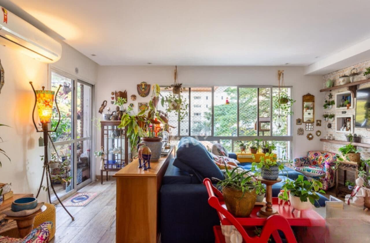 Apartamento em Moema, com 102m², 2 suítes, varanda. 2 vagas de garagem!