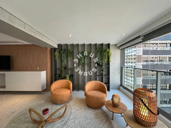 Apartamento no Jardins de 143m², mobiliado, com 02 suíte, living e varanda com pé direito duplo + 02 vagas.