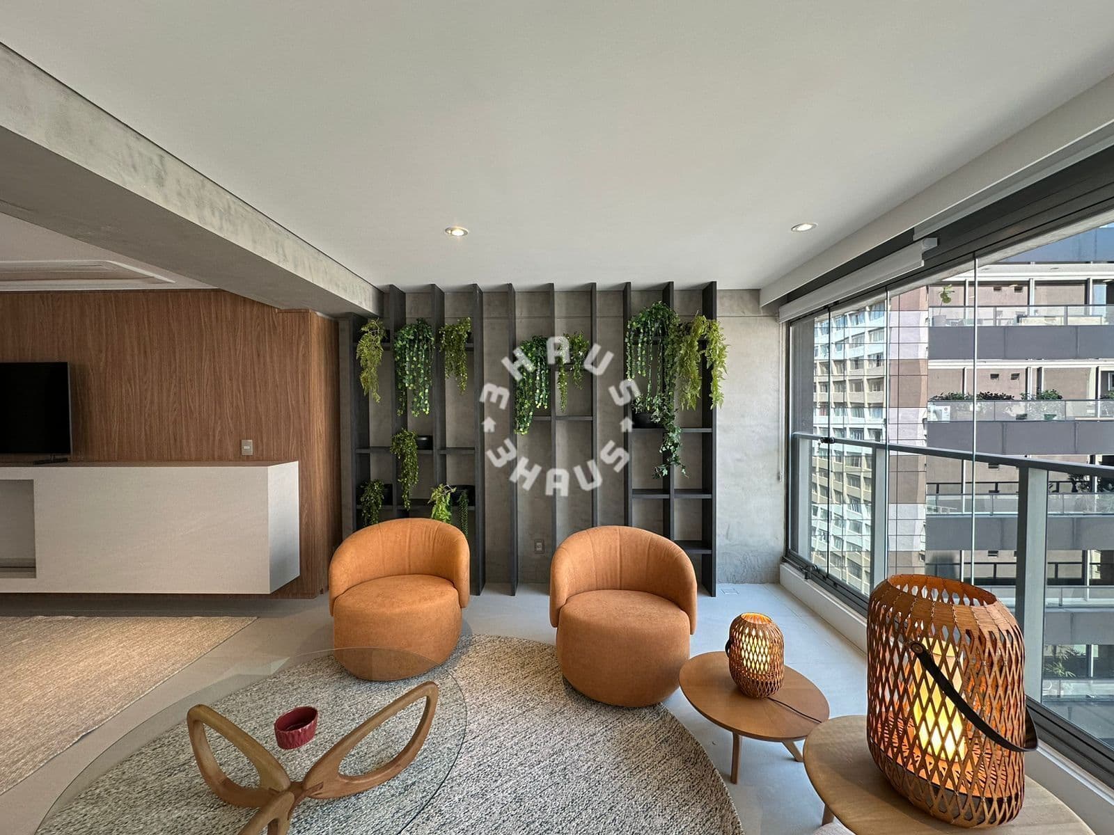 Apartamento no Jardins de 143m², mobiliado, com 02 suíte, living e varanda com pé direito duplo + 02 vagas.