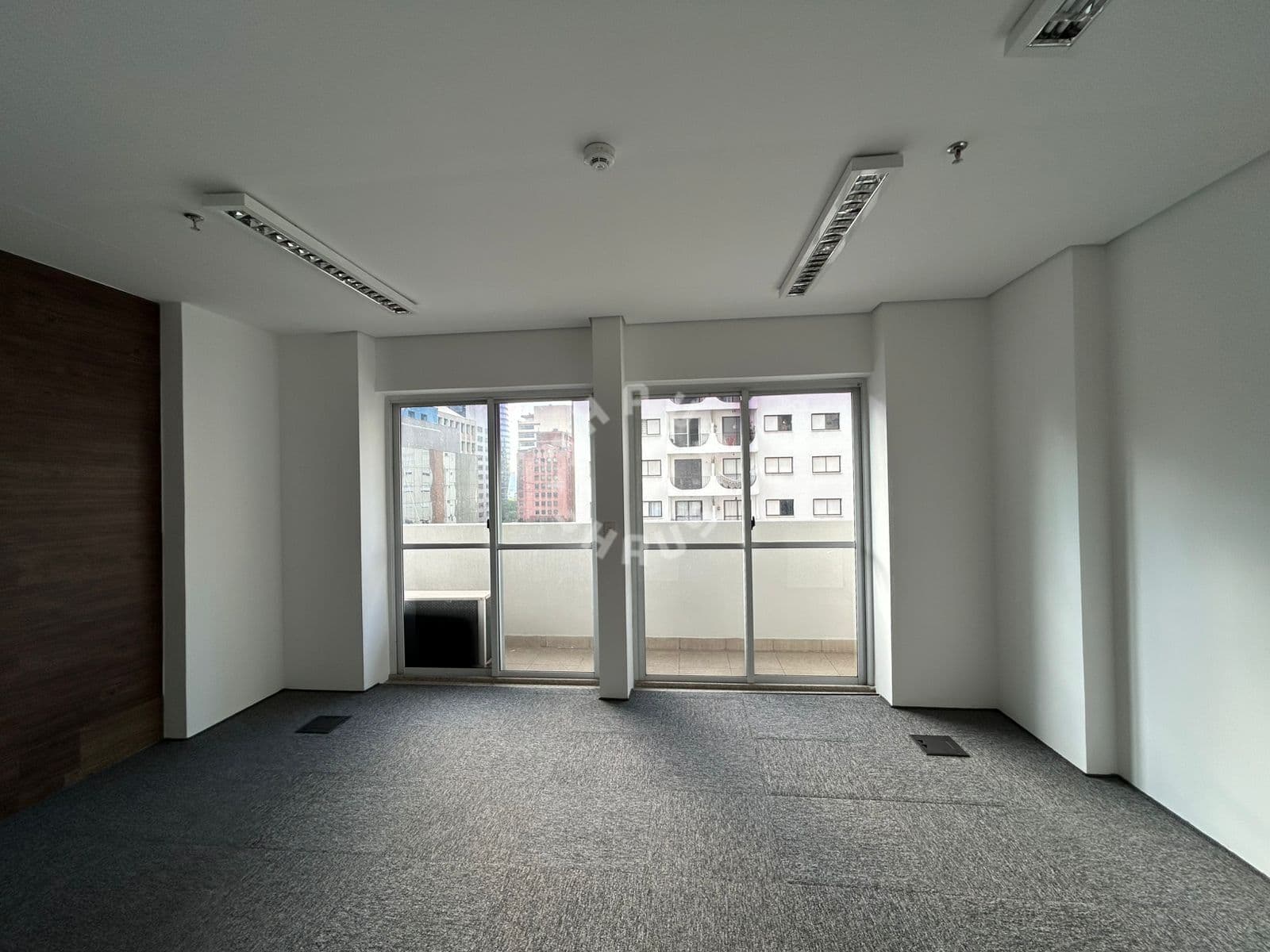 Sala comercial de 70m² na Vila Olímpia, com varanda + 2 banheiros.