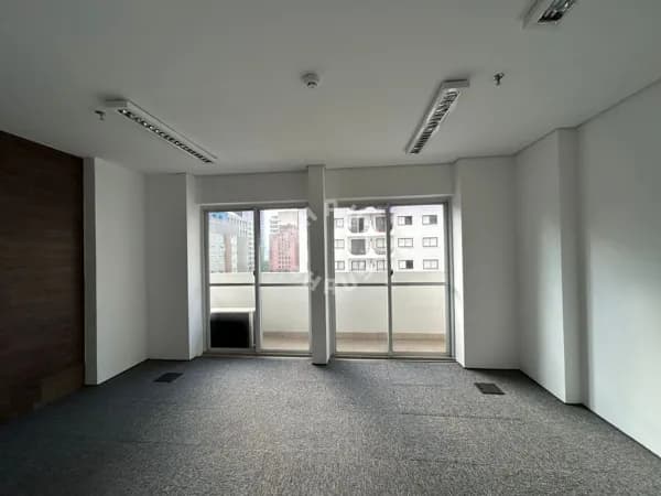 Sala comercial de 70m² na Vila Olímpia, com varanda + 2 banheiros.