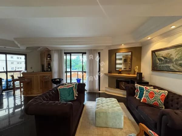 Apartamento de 180m² na Mooca, com 3 suítes, varanda, lareira. 3 vagas de garagem!