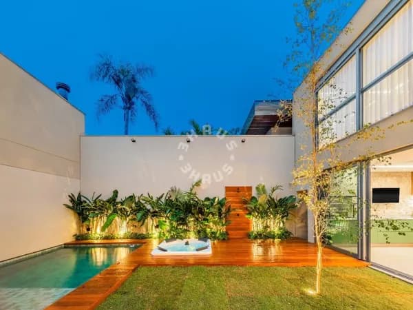 Casa de Condomínio de 407m², com 3 suítes, cozinha gourmet integrada com a área externa, jacuzzi, piscina aquecida, charge station. 4 vagas de garagem. Porteira Fechada!