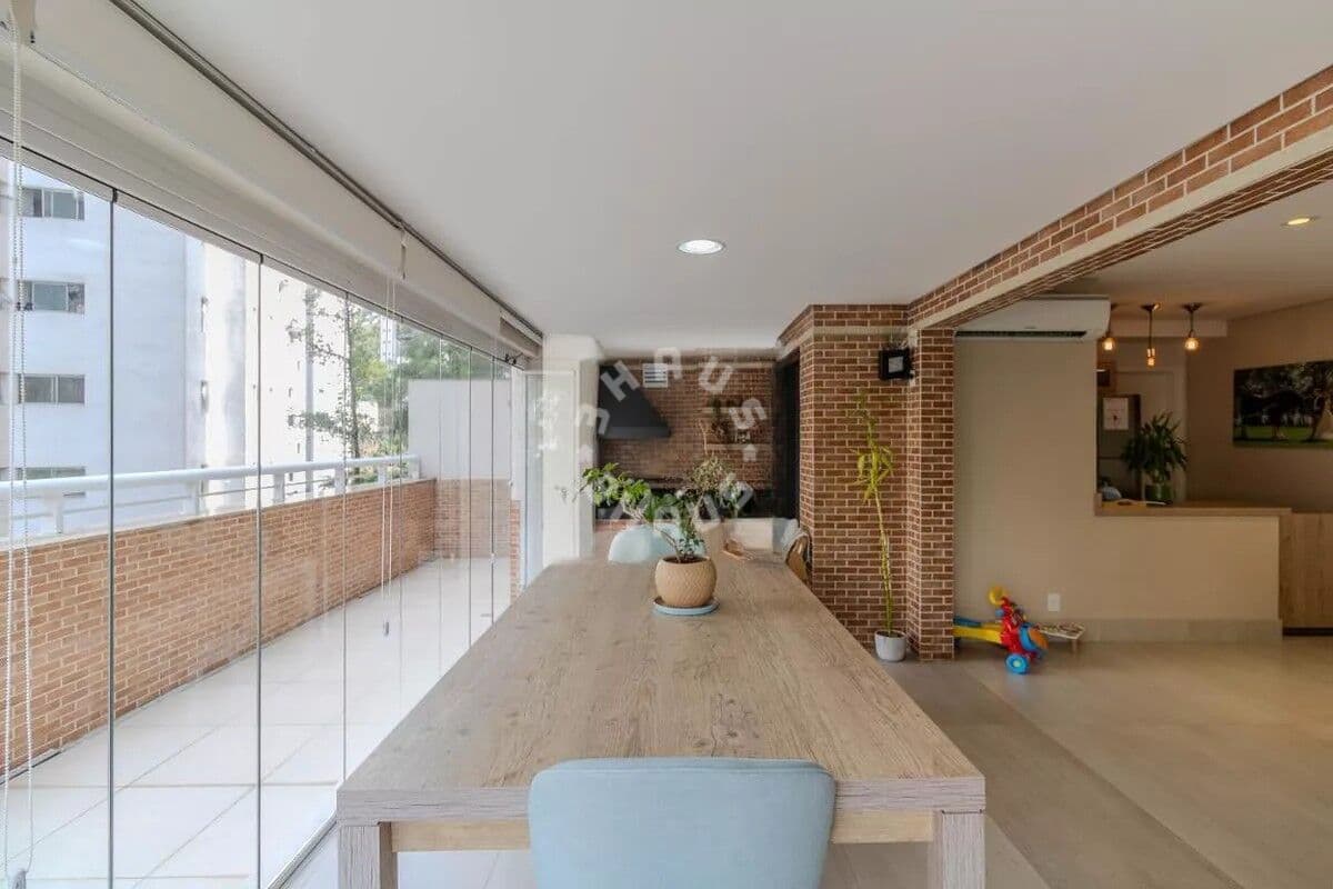 Apartamento Garden no Morumbi de 188m², com 02 dormitórios (sendo 1 suíte), varanda gourmet, quintal. 03 vagas de garagem.