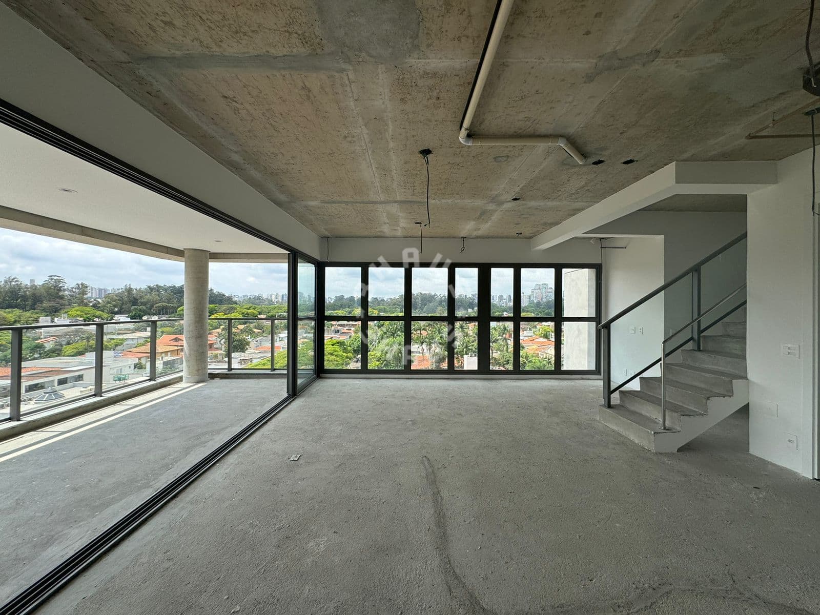 Cobertura Duplex de 370m² no Jardim Paulista, com 03 suítes, varanda. 04 vagas de garagem.