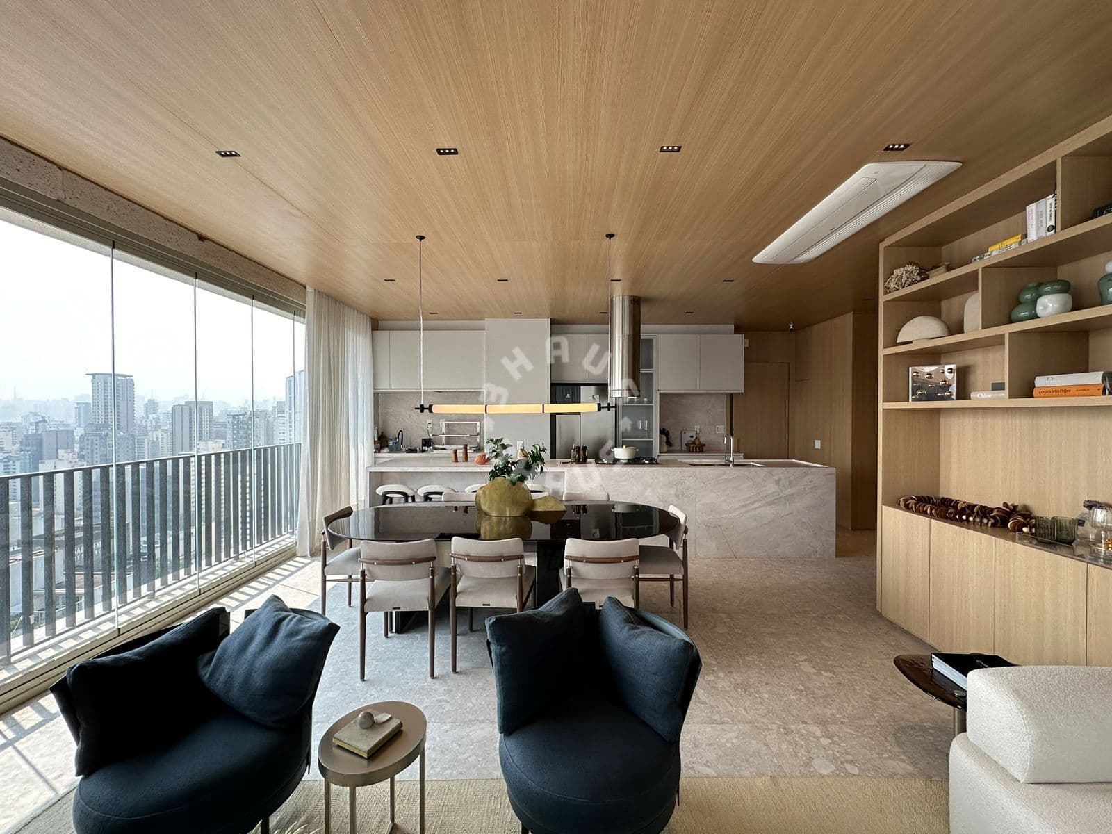 Apartamento de 191m² no Itaim Bibi, com 03 suítes, varanda gourmet, cozinha americana, área de serviço. 02 vagas de garagem + depósito.