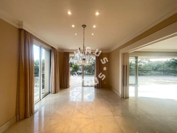 Apartamento Garden ao lado do Parque Ibirapuera, com 532m², 04 suítes (sendo a máster com walking closets e banheiro Sr. e Sra). 06 vagas de garagem.