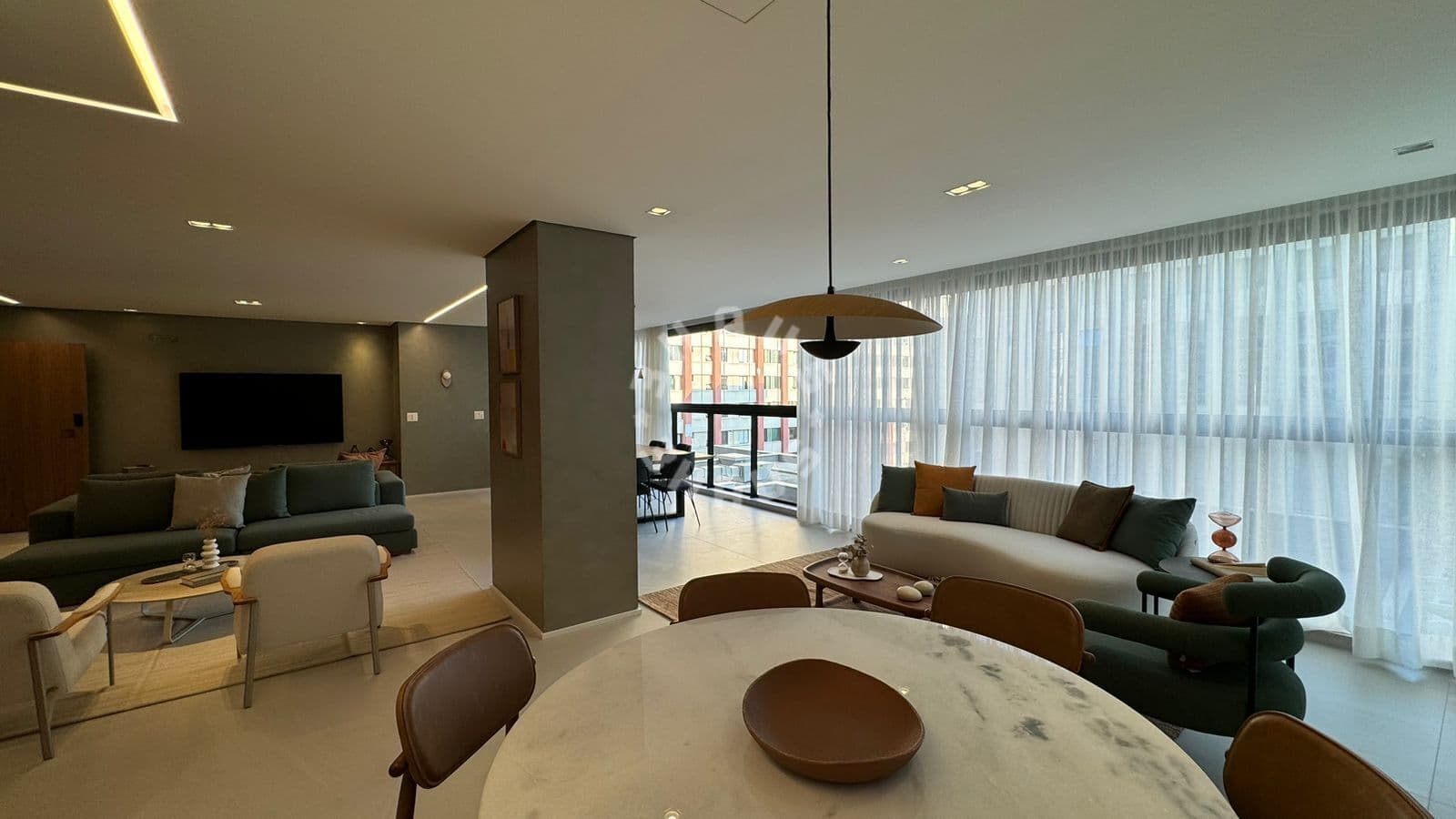 Apartamento de 208m² no Jardins, mobiliado, com 03 suítes, varanda gourmet, living 04 ambientes, área de serviço. 03 vagas de garagem!