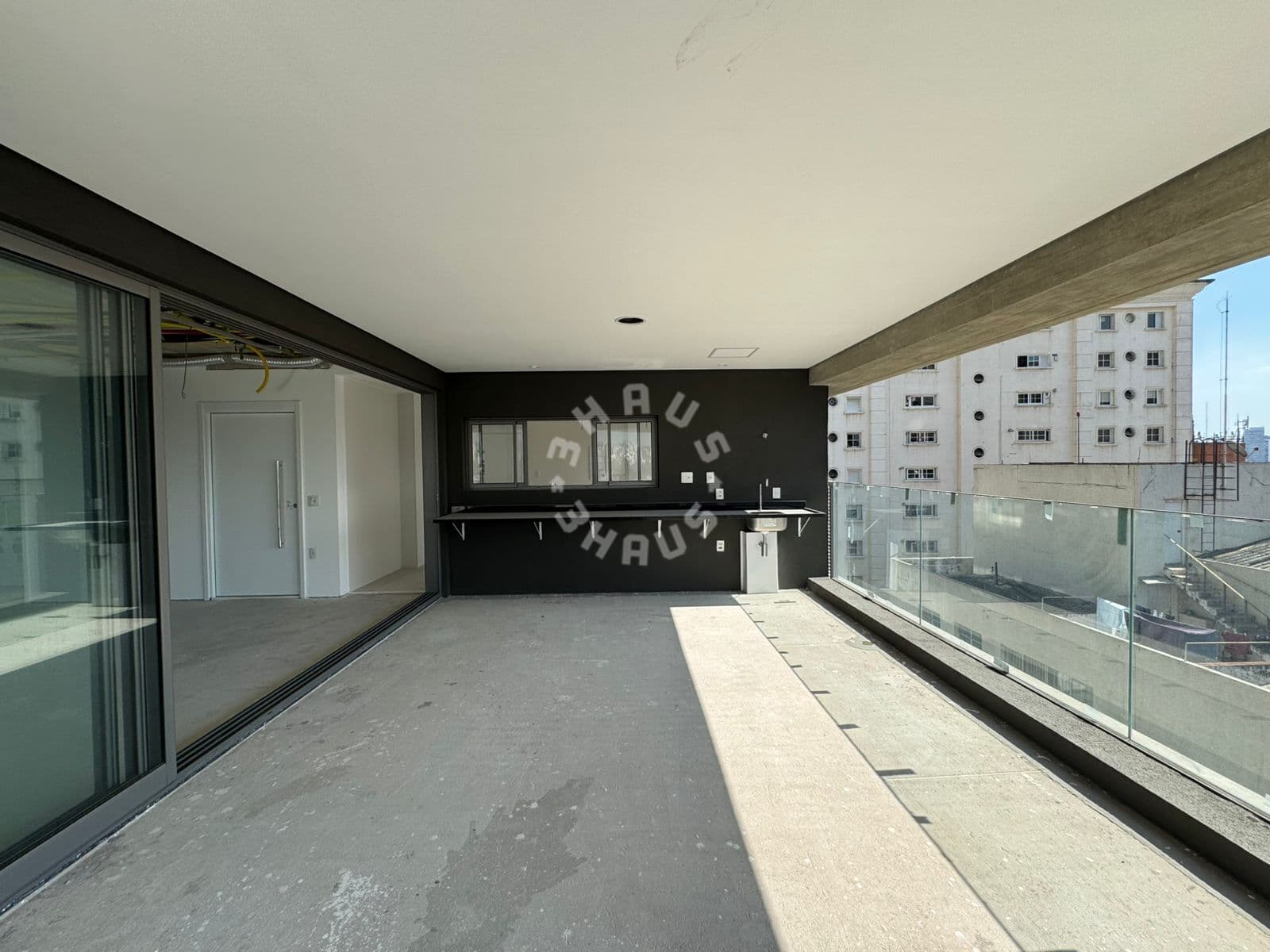 Apartamento no Itaim de 185m², 3 suítes, varanda. 3 vagas + depósito!