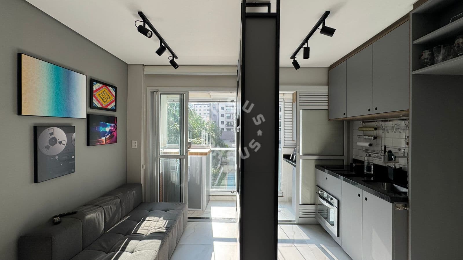 Apartamento mobiliado na Vila Mariana com 43m², 2 dormitórios (sendo 1 suíte), varanda. 1 vaga!