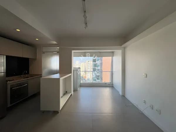 Apartamento no Brooklin com 33m², 1 dormitório, varanda envidraçada. 1 vaga de garagem.