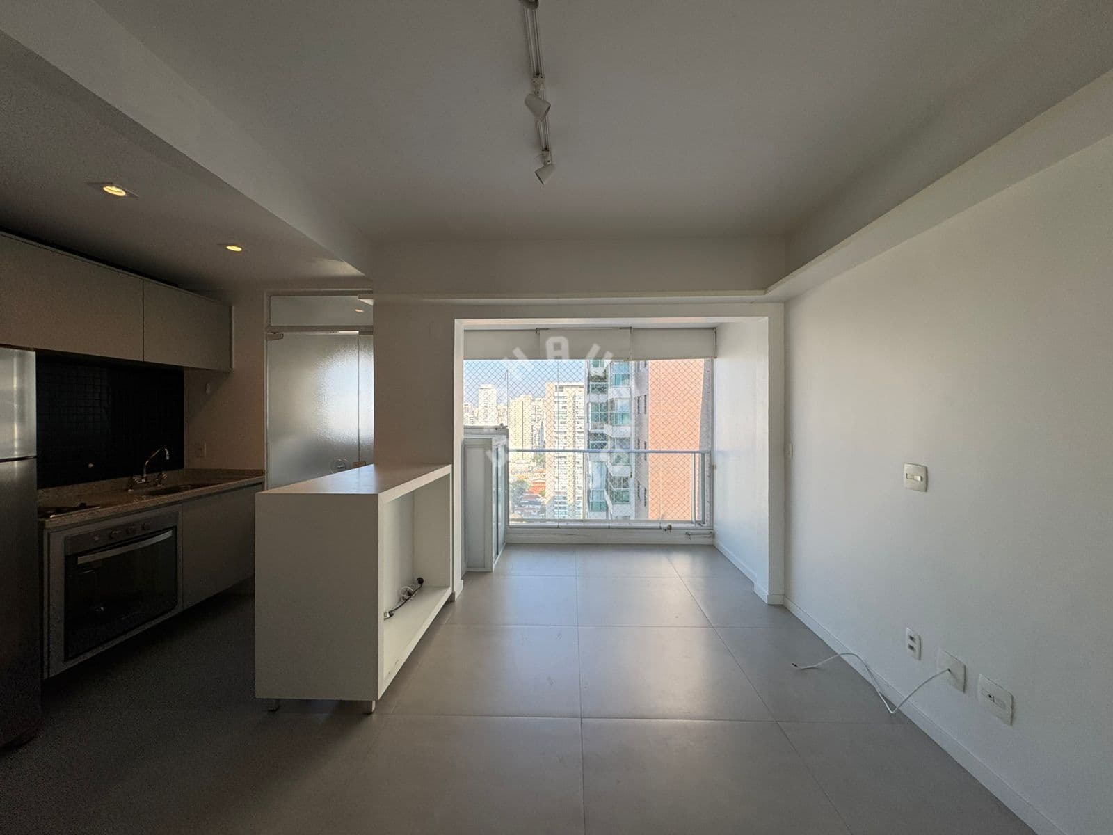 Apartamento no Brooklin com 33m², 1 dormitório, varanda envidraçada. 1 vaga de garagem.