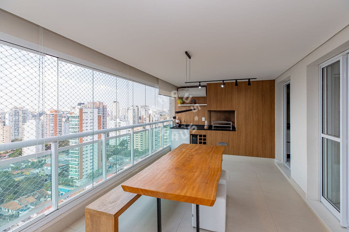 Apartamento de 151m² no Campo Belo, com 3 suítes, varanda gourmet. 3 vagas de garagem.