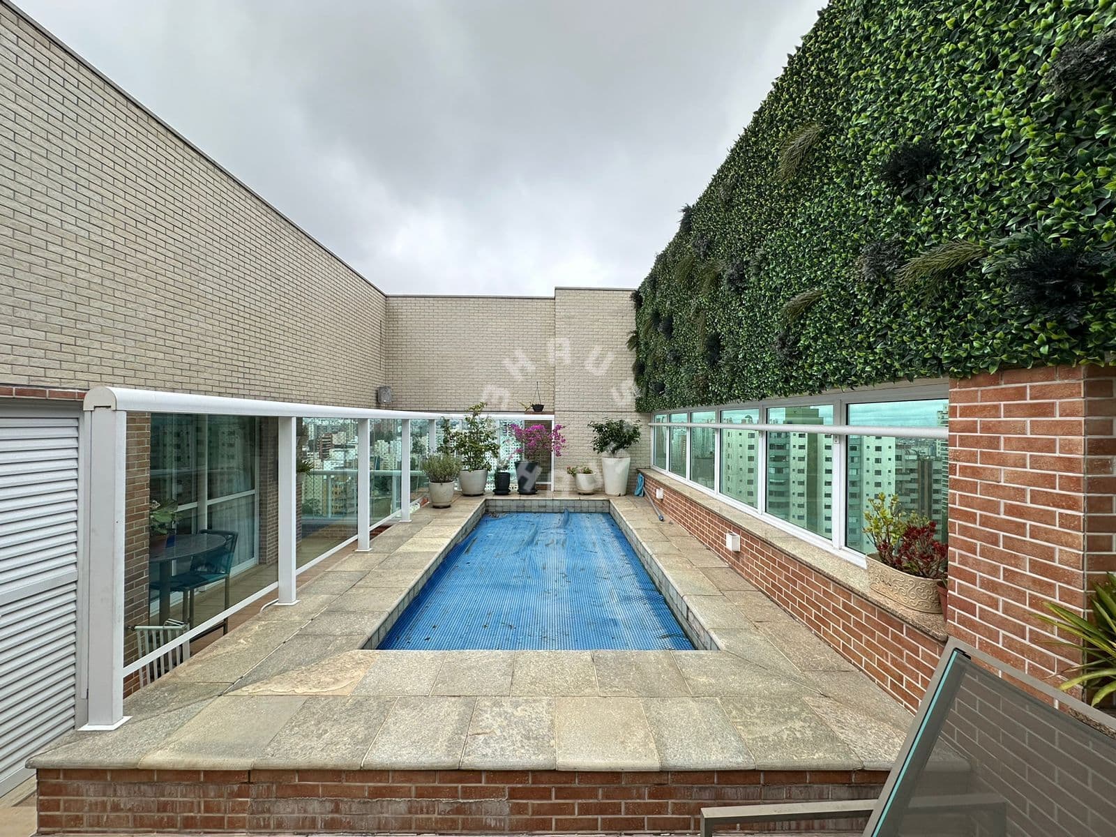 Cobertura Penthouse no Morumbi de 218m², com 03 suítes, varanda gourmet, piscina. 03 vagas de garagem + depósito.