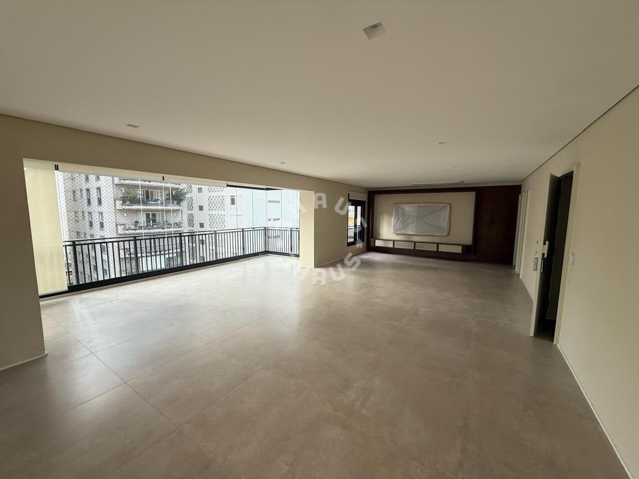 Apartamento no Jardins, com 227m², 3 suítes, varanda gourmet. 4 vagas de garagem.