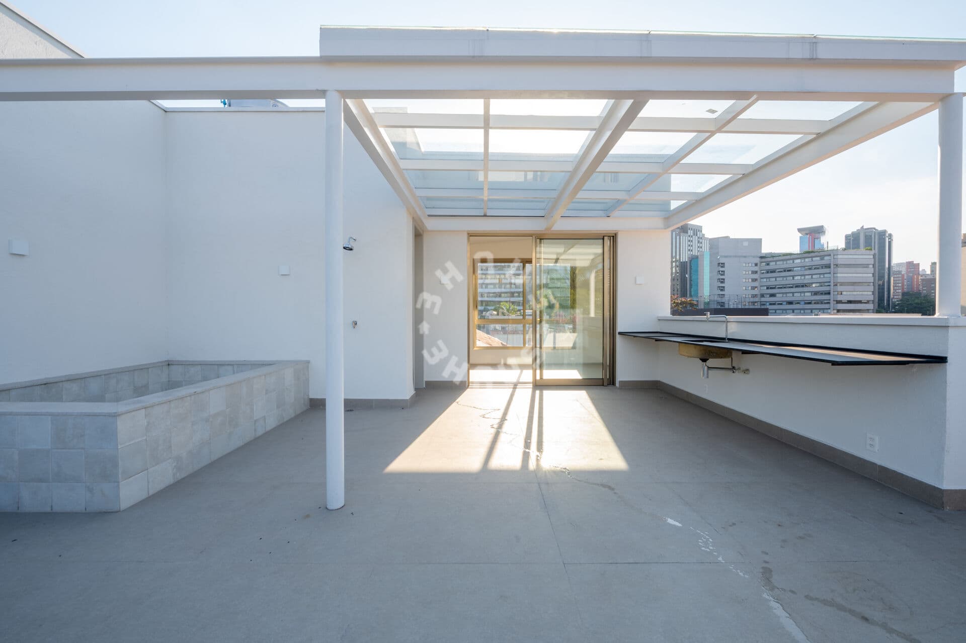 Casa tríplex na Vila Nova Conceição de 420m², com 3 suítes, varanda, piscina, solarium. 3 vagas de garagem!
