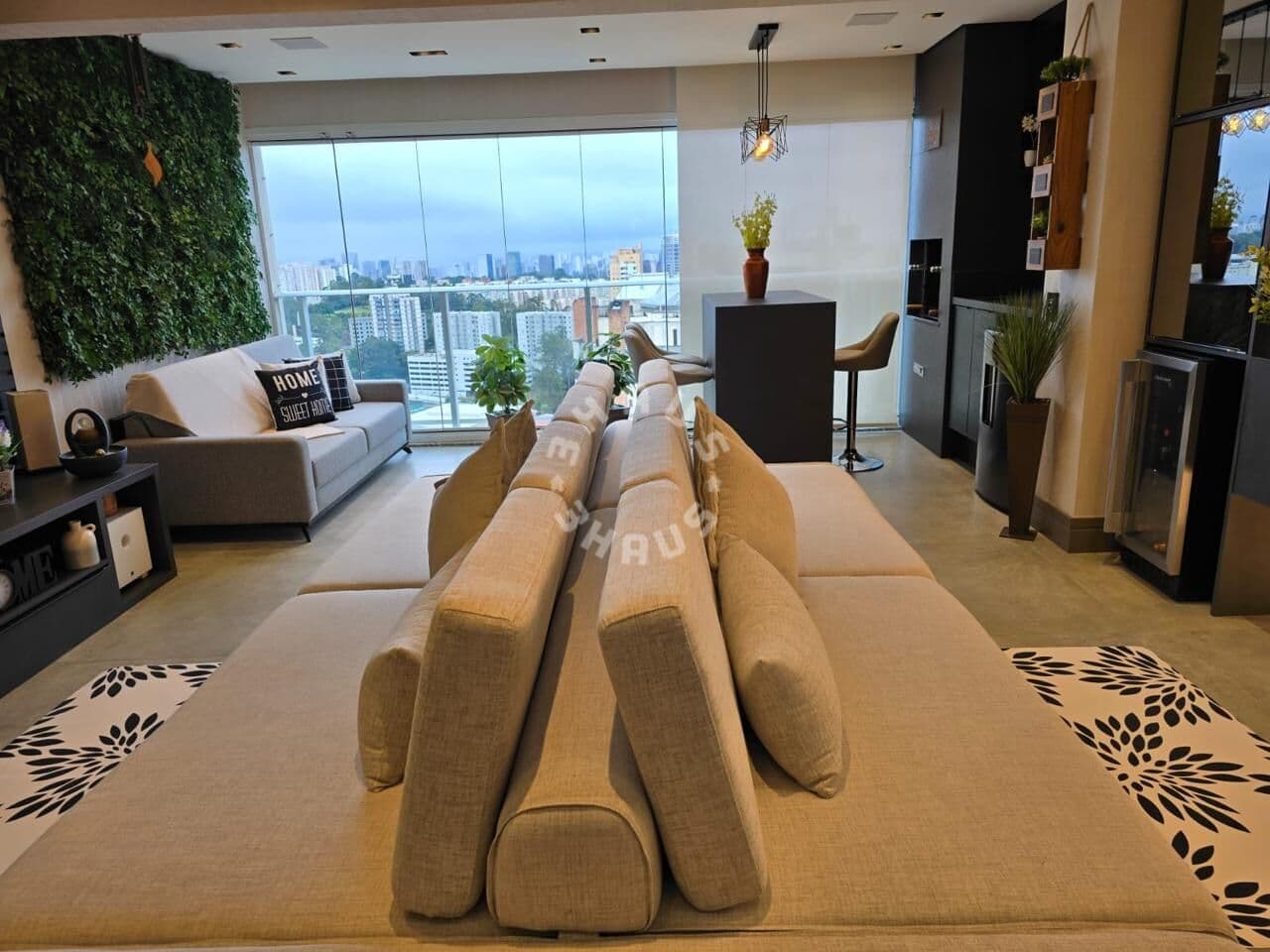 Apartamento mobiliado no Morumbi, com 90m², 2 suítes, varanda gourmet. 2 vagas de garagem!