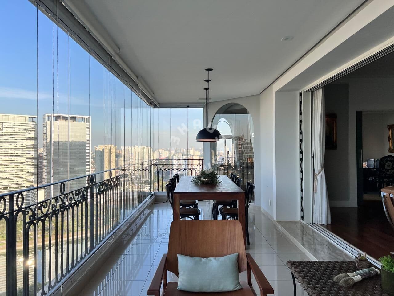 Excelente apartamento no Panamby, com 4 suítes, hidromassagem, academia, varanda. 6 vagas + depósito!