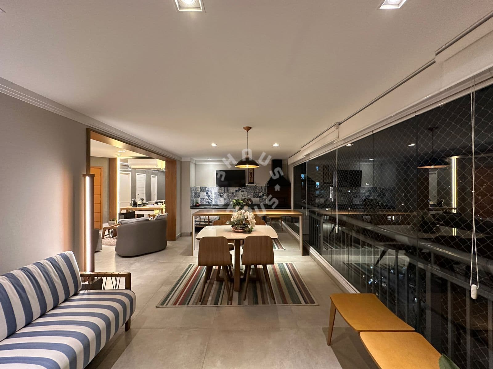 Apartamento mobiliado de 122m² no Morumbi, com 3 suítes, varanda gourmet. 2 vagas de garagem!